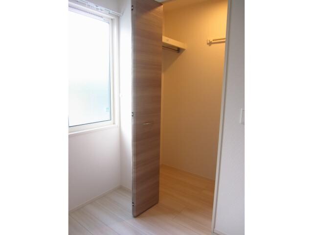 物件内観写真12　(5.05帖洋室収納)