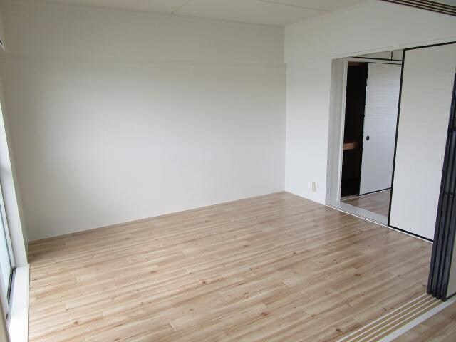 物件内観写真20　(南側洋室)