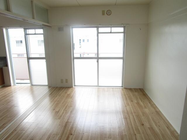 物件内観写真21　(南側洋室)