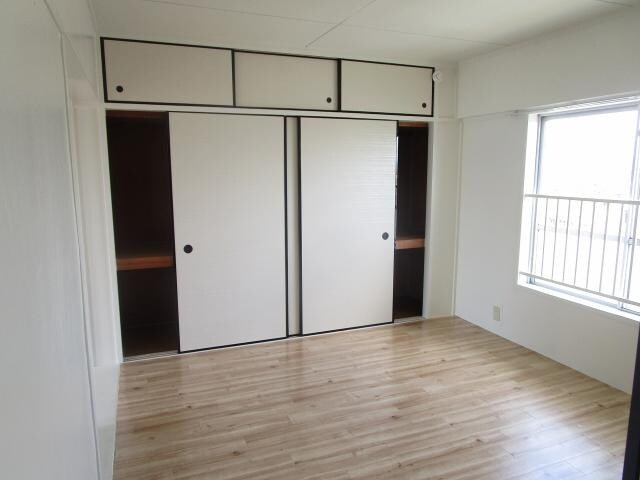 物件内観写真24　(北側洋室収納)