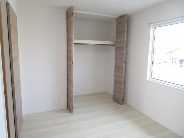 物件内観写真14　(北側洋室収納)