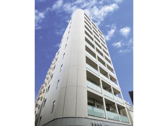 物件外観写真1　(スタイリッシュで綺麗な白い外観です)