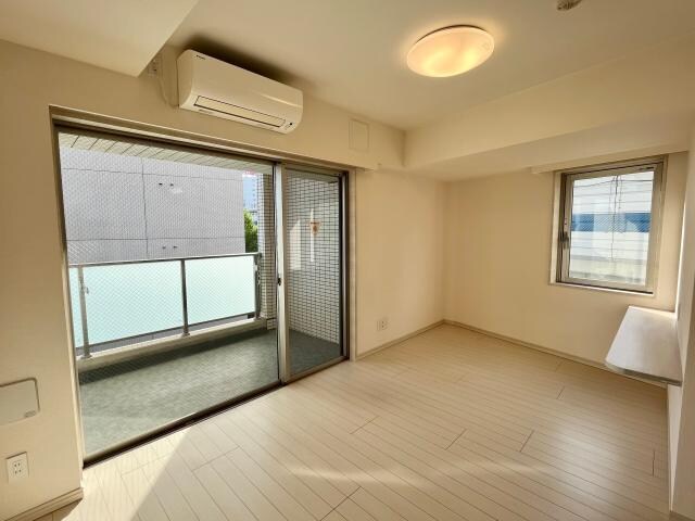 物件内観写真8　(角部屋・２面採光・南向きです)