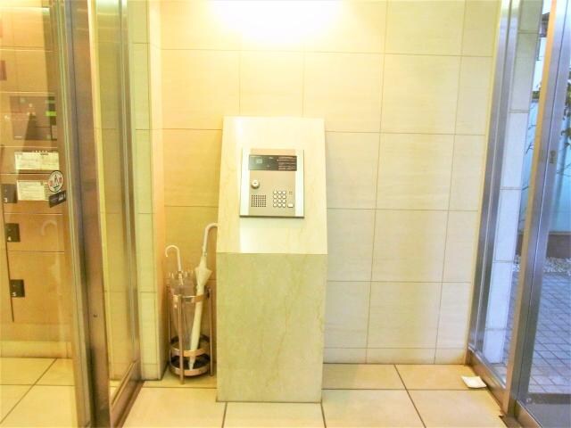 物件外観写真3　(オートロック完備)