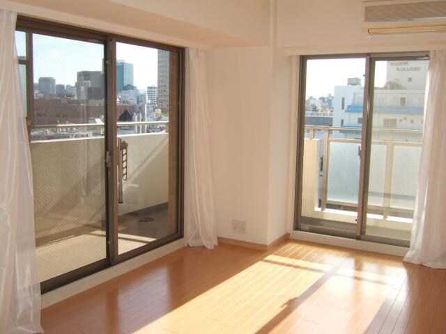 物件内観写真3　(２面採光・L字型バルコニー)