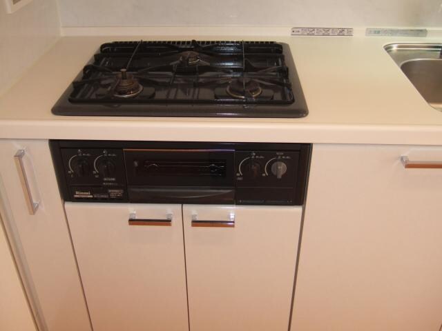 物件内観写真12　(３口ガスコンロ+グリル付き)