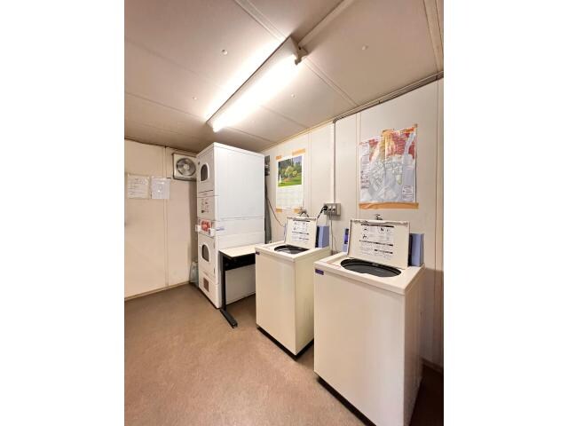 物件外観写真2　(1階コインランドリー)
