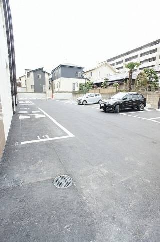 物件外観写真2　(駐車場)