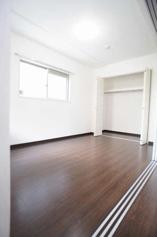 物件内観写真8　(6帖の洋室)