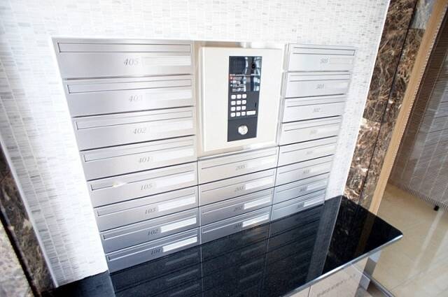 物件外観写真4　(集合ポスト・インターホン)