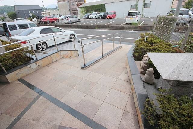 物件外観写真2　(スロープ)