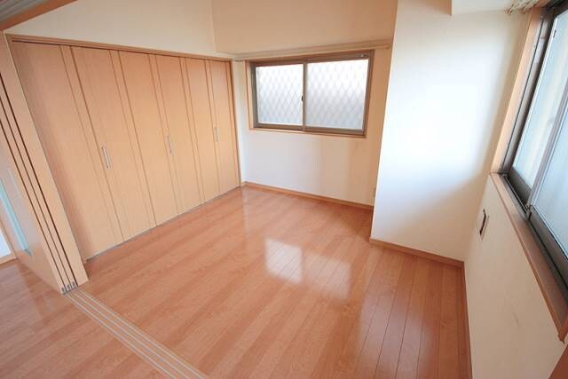 物件内観写真8　(5.3帖の洋室)