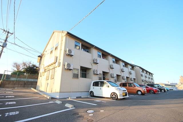 物件外観写真2　(敷地内駐車場)