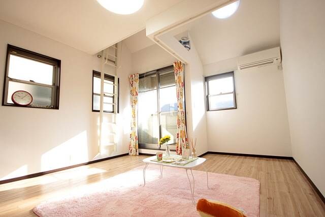 物件内観写真3　(9帖の洋室)