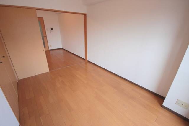 物件内観写真8　(6帖の洋室)