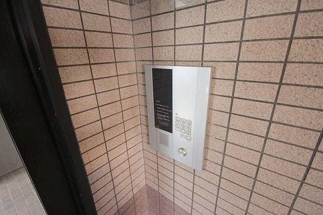 物件外観写真3　(集合インターホン)