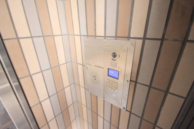 物件外観写真4　(集合インターホン)