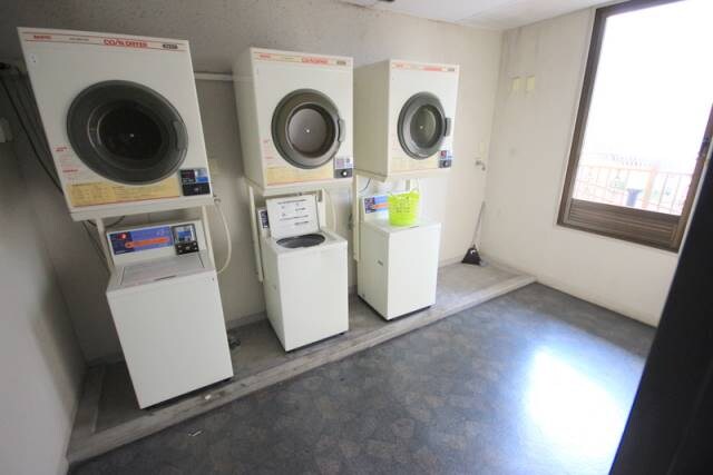 物件外観写真5　(共用コインランドリー)