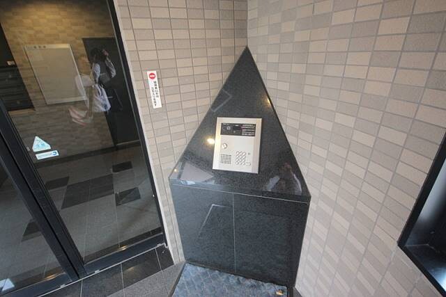 物件外観写真3　(集合インターホン)