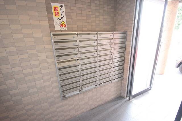 物件外観写真4　(集合インターホン)