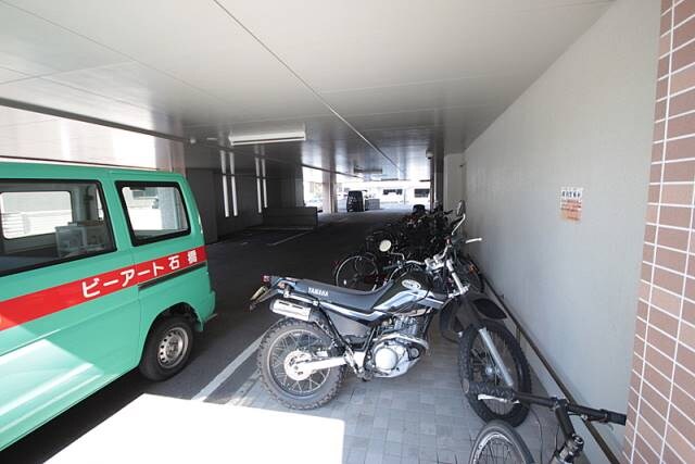 物件外観写真3　(駐車場・駐輪場)