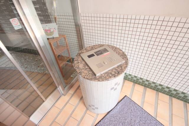 物件外観写真5　(集合インターホン)