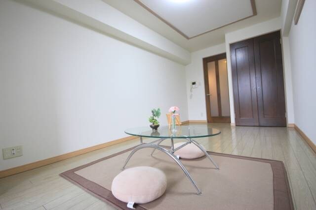 物件内観写真7　(9帖の洋室)