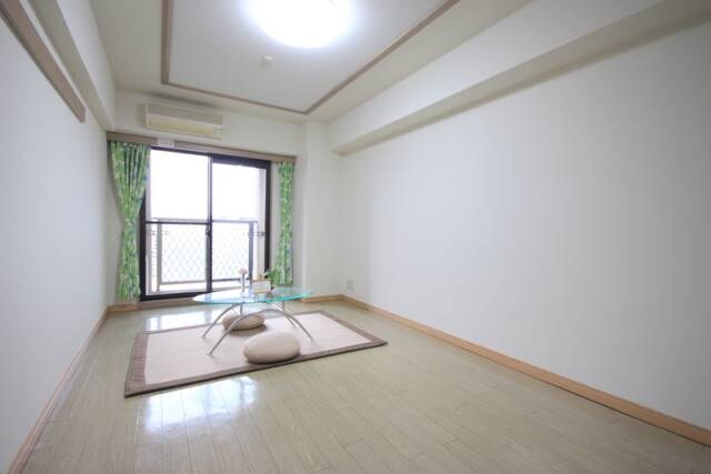 物件内観写真8　(9帖の洋室)