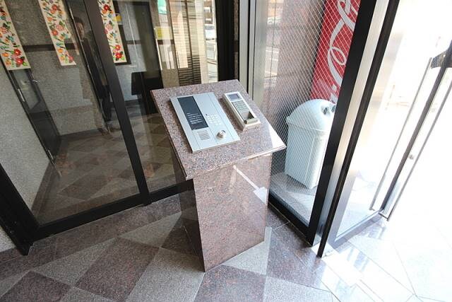 物件外観写真3　(集合インターホン)