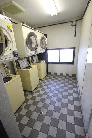 物件外観写真6　(共用コインランドリー)
