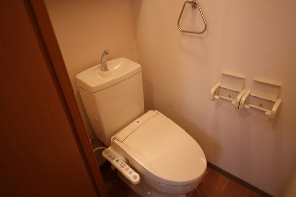 トイレ(同施工会社同型タイプの別のお部屋です)