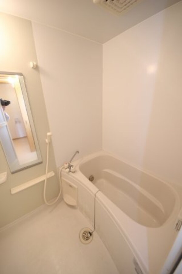 浴室(同施工会社同型タイプ別の角部屋のお写真です（募集は中部屋です)