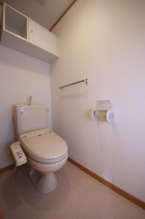 トイレ(同施工会社同型タイプ別の角部屋のお写真です（募集は中部屋です)