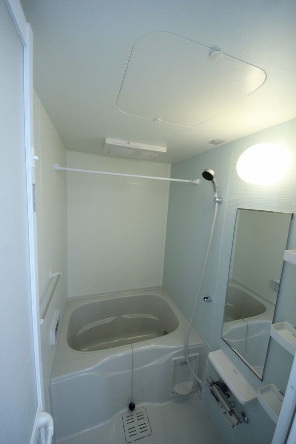 浴室(同施工会社同型タイプ別の中部屋のお写真です（募集は角部屋です)