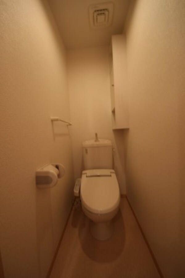 トイレ(扉が付いている収納は使いやすくて便利です/同型タイプの別のお)