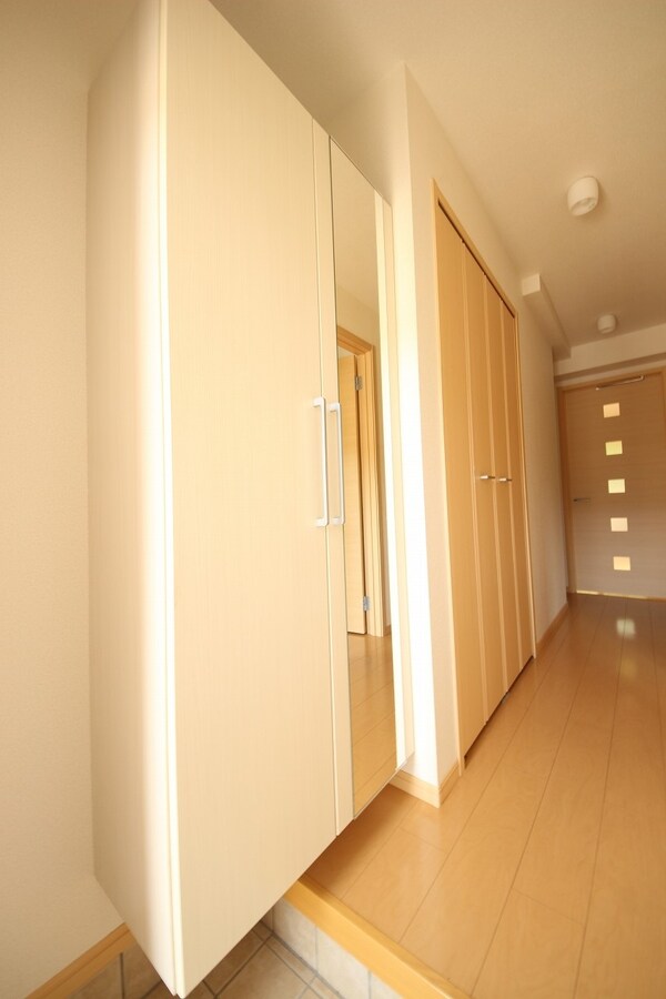 玄関(きれいな玄関です/同型タイプの別のお部屋の写真です)