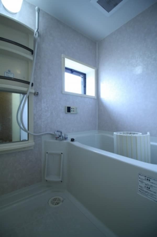 浴室(同施工会社同型反転タイプ別の中部屋のお写真です（募集は角部屋)