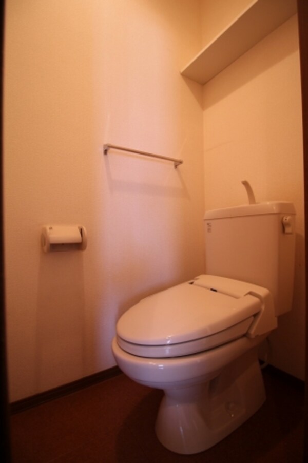 トイレ(同施工会社同型反転タイプ別の中部屋のお写真です（募集は角部屋)