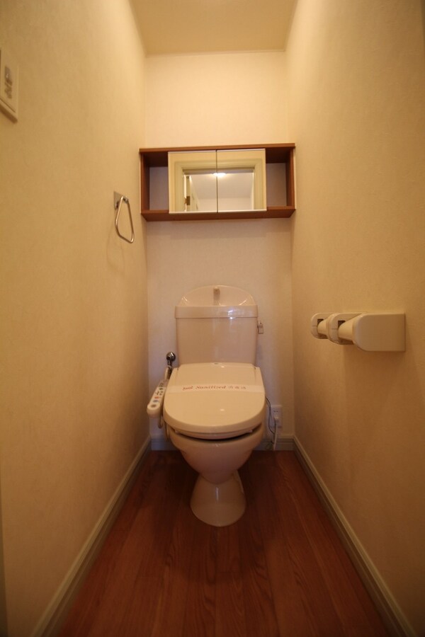 トイレ(同施工会社同型反転タイプの別のお部屋のお写真です)