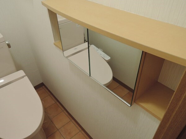 トイレ(トイレには小物収納棚があります。)