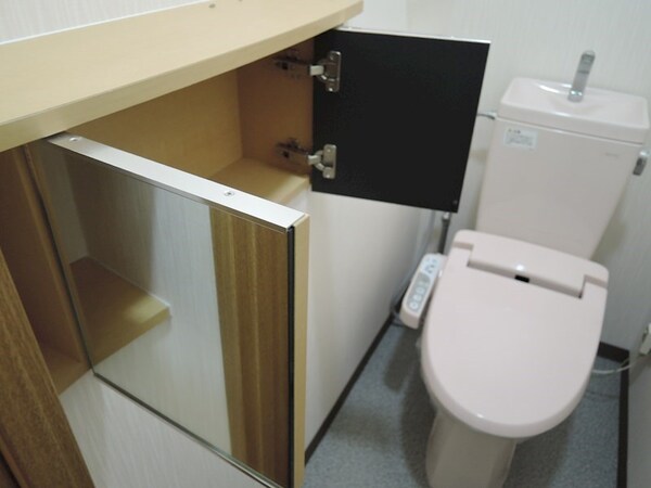 トイレ(ストック等の収納に便利なサニタリーBOX！)