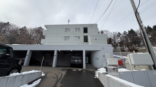 建物外観(丘の上にある5階建てマンション♪)