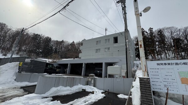 建物外観(丘の上にある5階建てマンション♪)