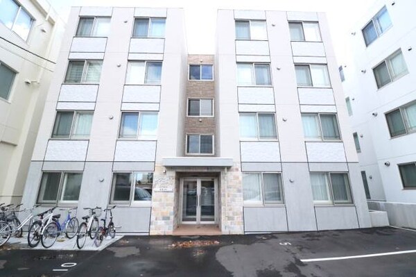 建物外観(４階建ての鉄筋コンクリート造です♪)