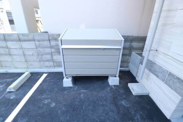その他共有部分(建物の前に専用のごみ捨て場があります♪)