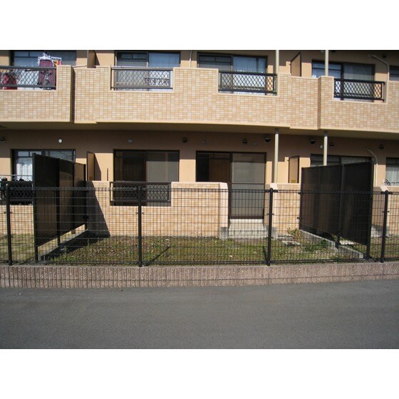 物件外観写真4　(専用庭)