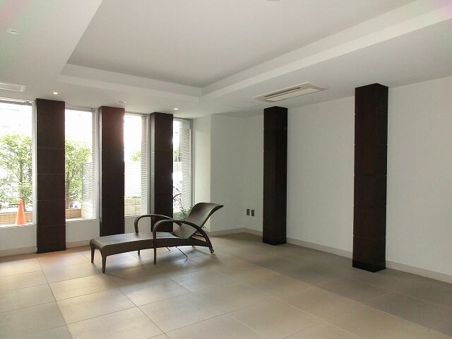 物件外観写真3　(レジディア町屋のロビーです)