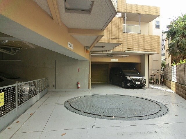 物件内観写真18　(レジディア町屋の駐車場です)