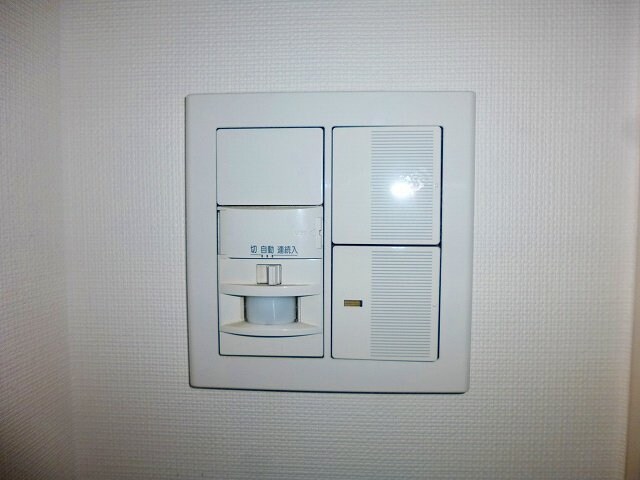 物件内観写真26　(レジディア町屋の人感センサー付玄関ライトです)