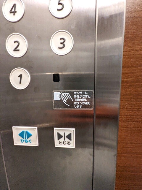 物件内観写真18　(エレベーターは新型コロナ対応の非接触型：各階から上下ボタンと)
